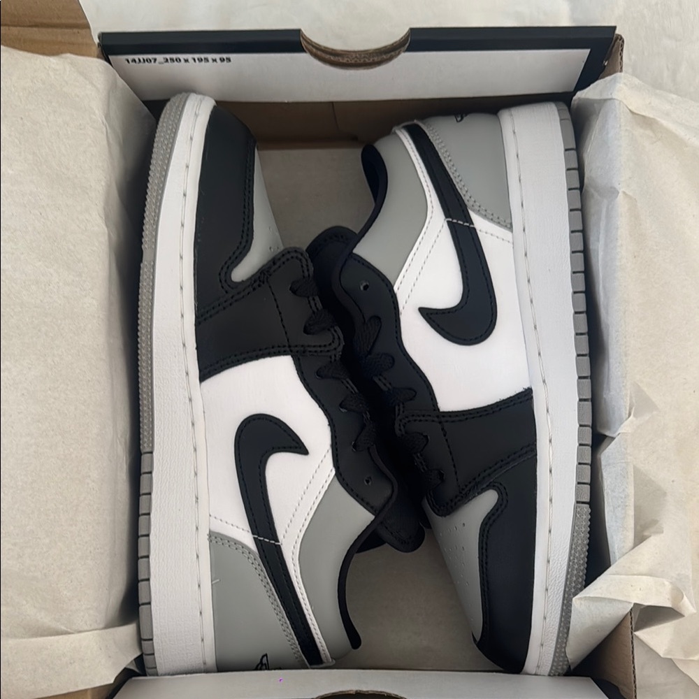 Jordan 1 low shadow size 4Y fits 5.5 womens
